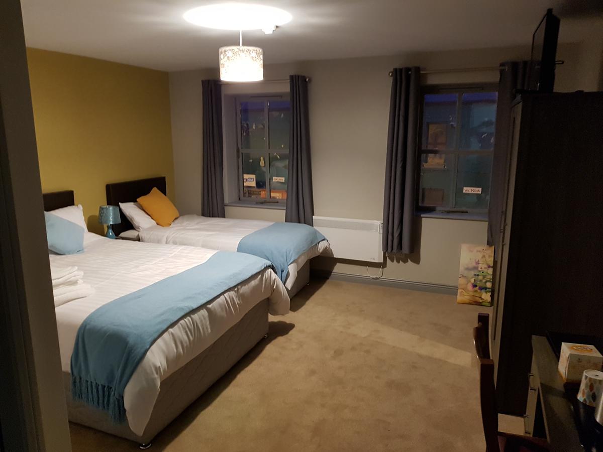Bed and Breakfast Lynch'S On The Pier Castletownbere Exterior foto